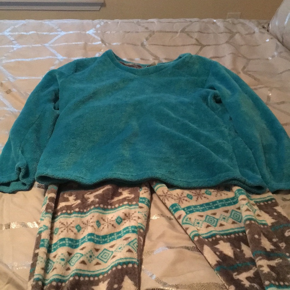 Long sleeve comfy pajamas set.